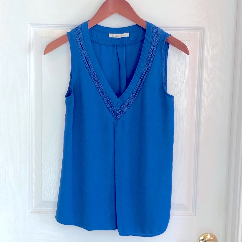 Daniel Rainn blue sleeveless vneck flowy tank